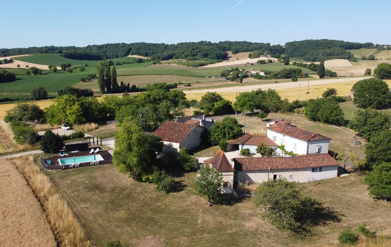 8 bedroom t6 et plus in Palluaud, Charente, France