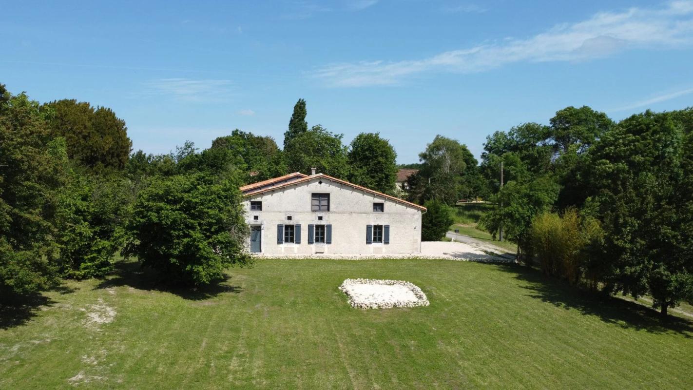 2 bedroom maison en pierres in Juignac, Charente, France