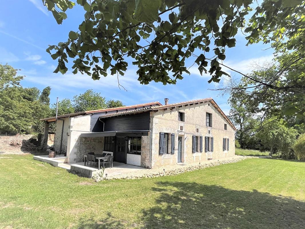 2 bedroom maison en pierres in Juignac, Charente, France