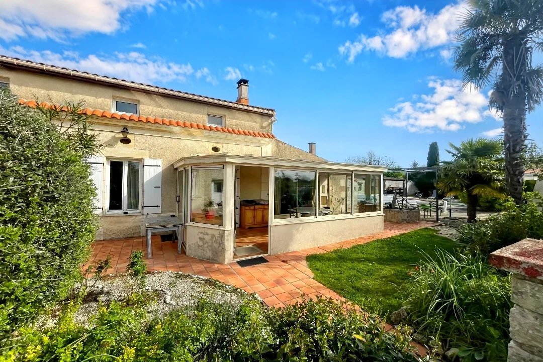 4 bedroom maison de campagne in Trizay, Charente-Maritime, France