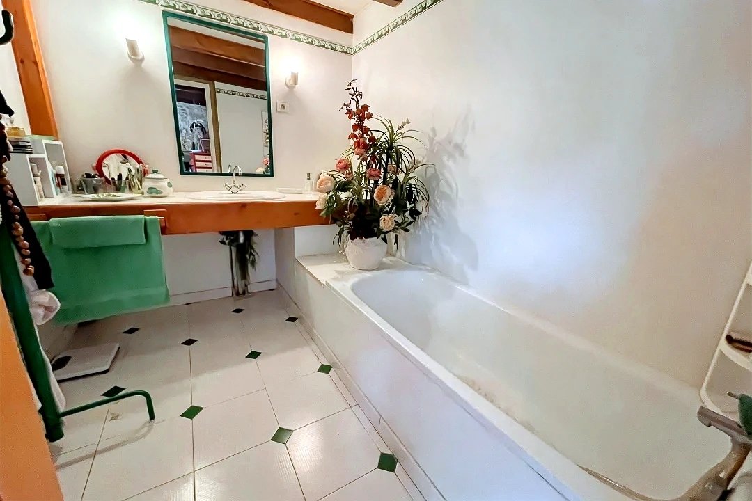 6 bedroom t6 et plus in Le Gua, Charente-Maritime, France