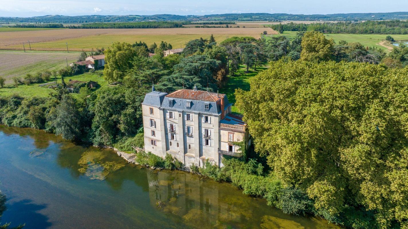 8 bedroom chateau in Calmont, Haute-Garonne, France