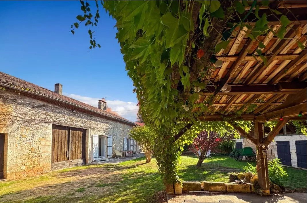 3 bedroom corps de ferme in Antonne Et Trigonant, Dordogne, France