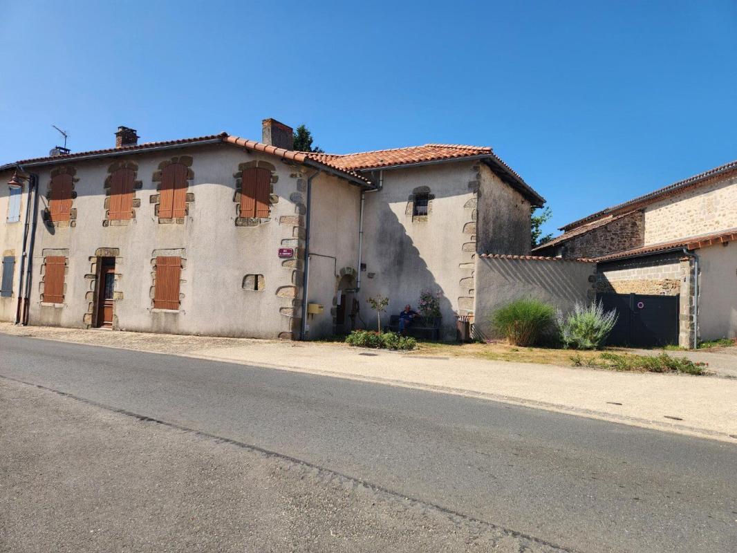 2 bedroom maison en pierres in Brillac, Charente, France