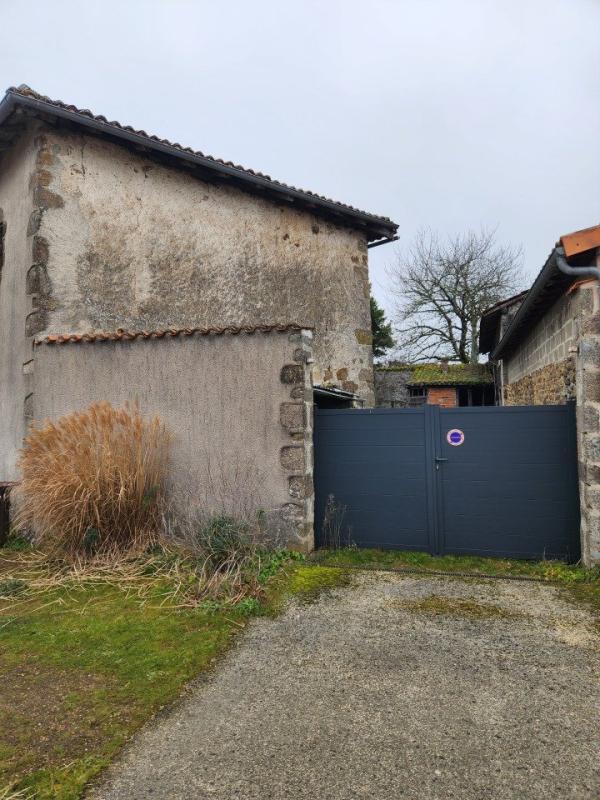 2 bedroom maison en pierres in Brillac, Charente, France