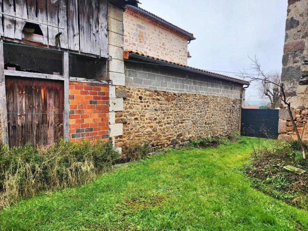 2 bedroom maison en pierres in Brillac, Charente, France