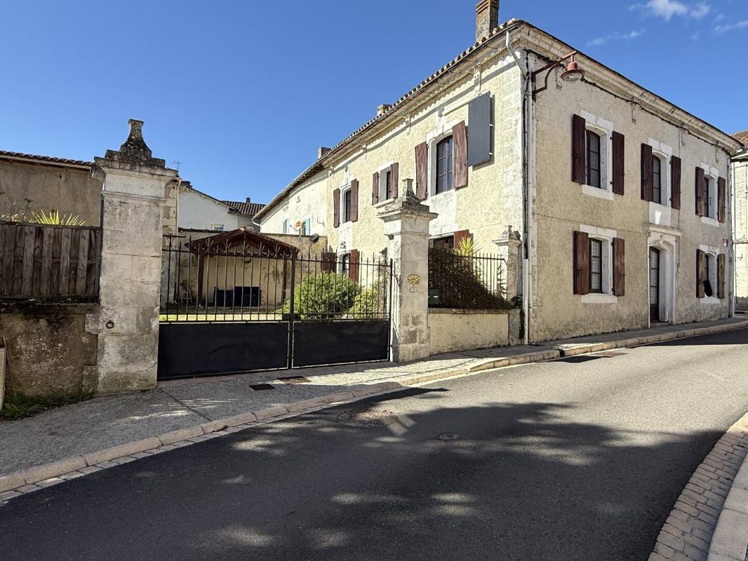 4 bedroom propriete in Saint Severin, Charente, France