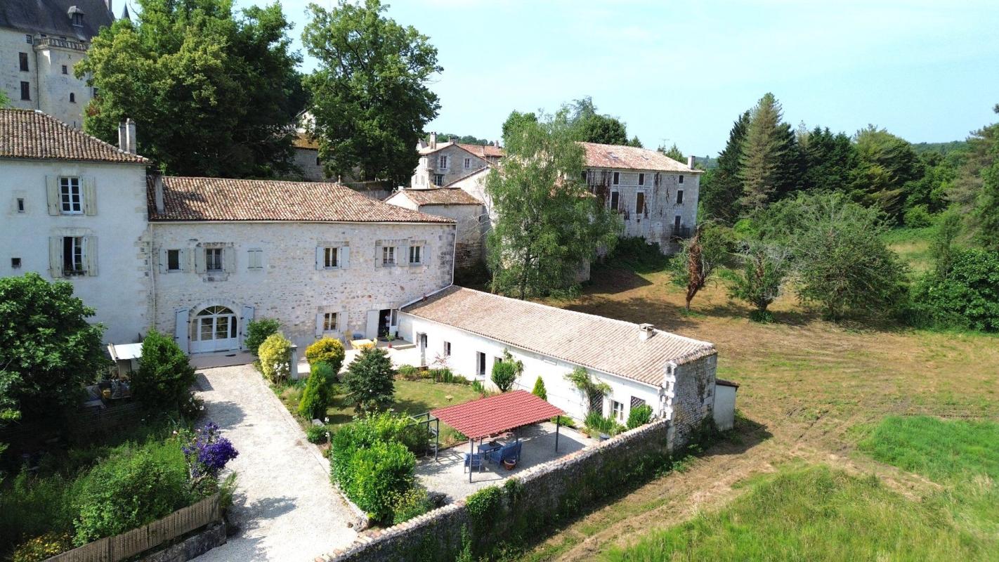5 bedroom maison in Vouzan, Charente, France