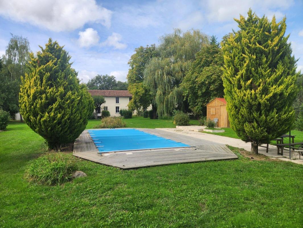 8 bedroom maison in Asnieres Sur Blour, Vienne, France