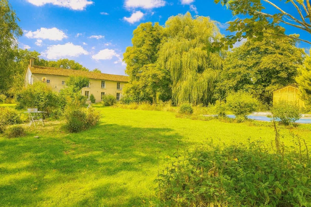 8 bedroom maison in Asnieres Sur Blour, Vienne, France