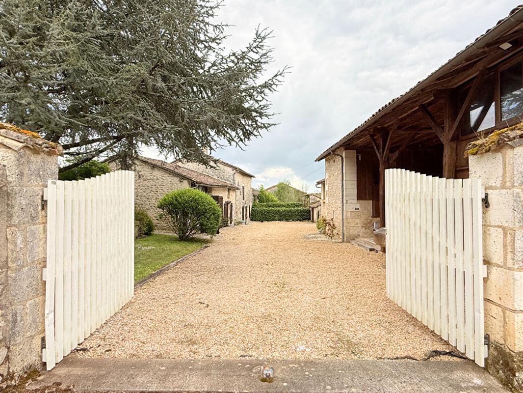 4 bedroom maison in Grassac, Charente, France