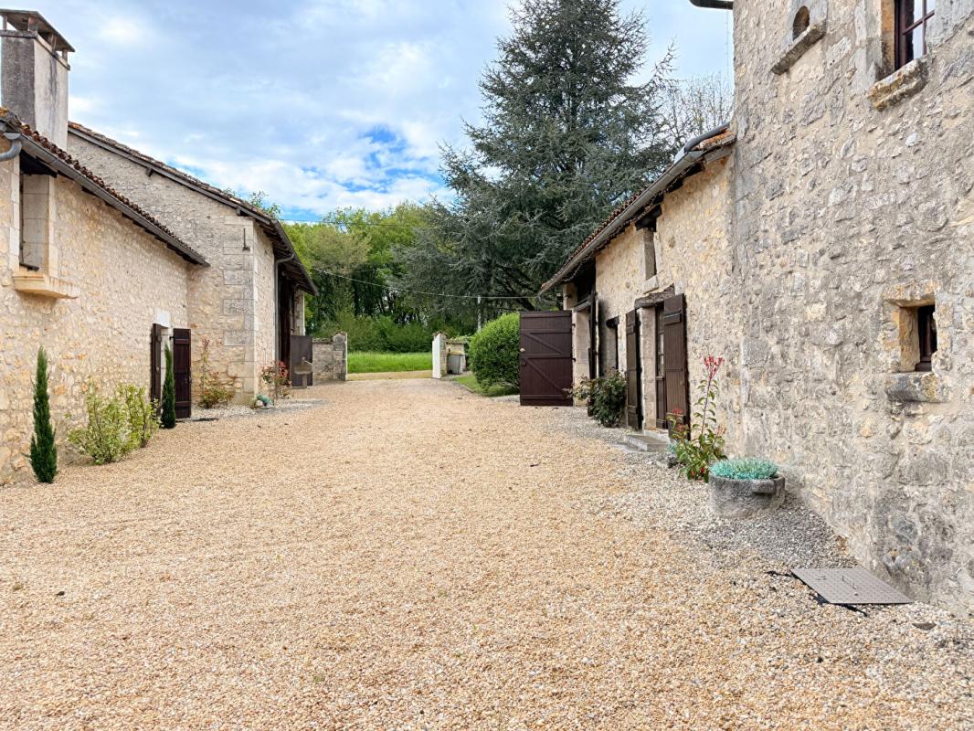 4 bedroom maison in Grassac, Charente, France