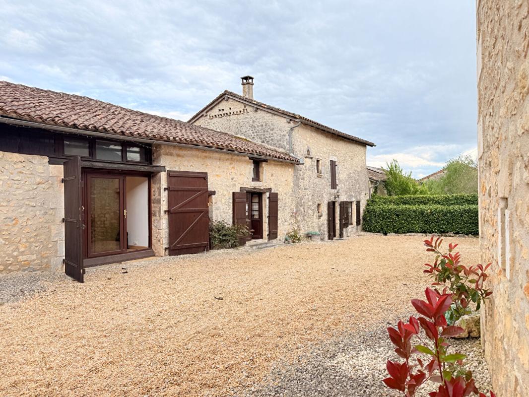 4 bedroom maison in Grassac, Charente, France