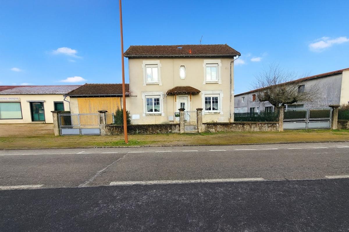 3 bedroom maison in Mezieres Sur Issoire, Haute-Vienne, France