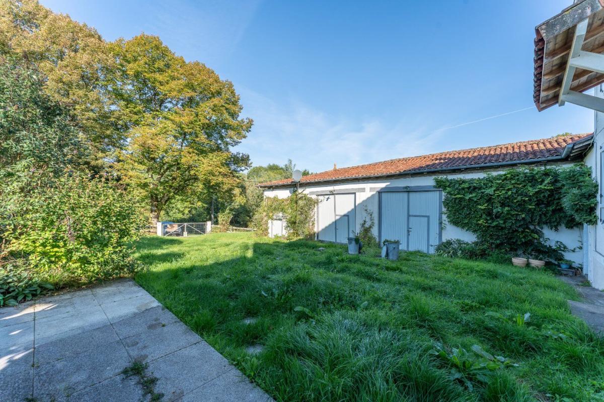 2 bedroom propriete in Roumazieres Loubert, Charente, France