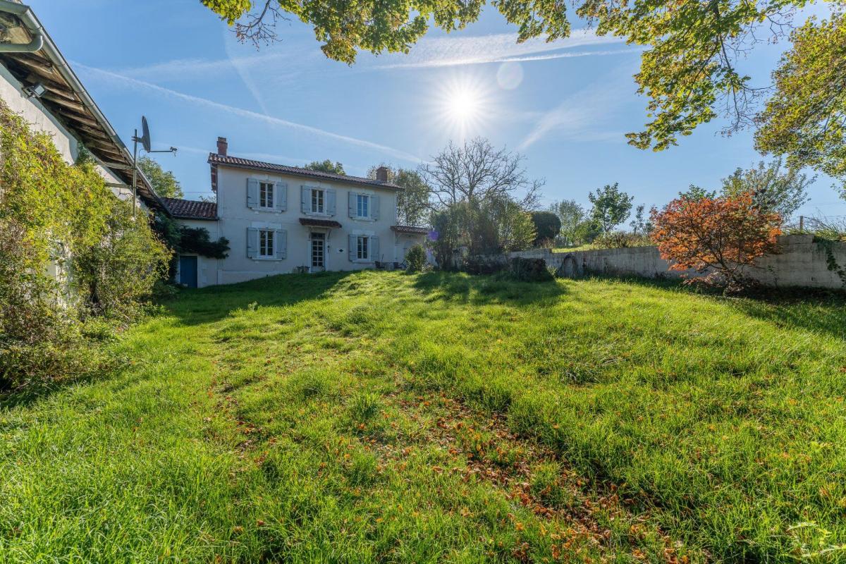 2 bedroom propriete in Roumazieres Loubert, Charente, France