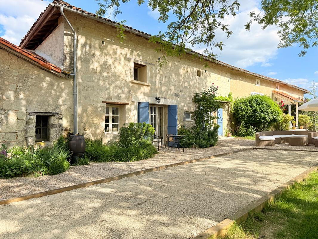4 bedroom propriete in Aubeterre Sur Dronne, Charente, France