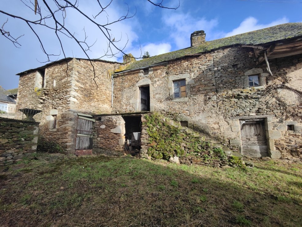 maison en pierres in Gramond, Aveyron, France