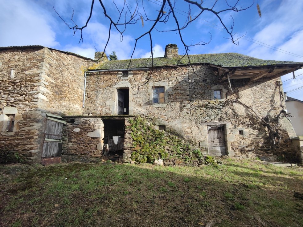 maison en pierres in Gramond, Aveyron, France