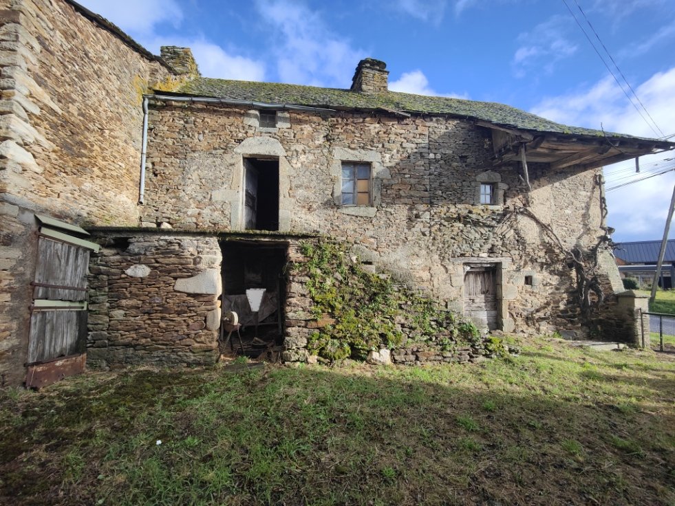 maison en pierres in Gramond, Aveyron, France
