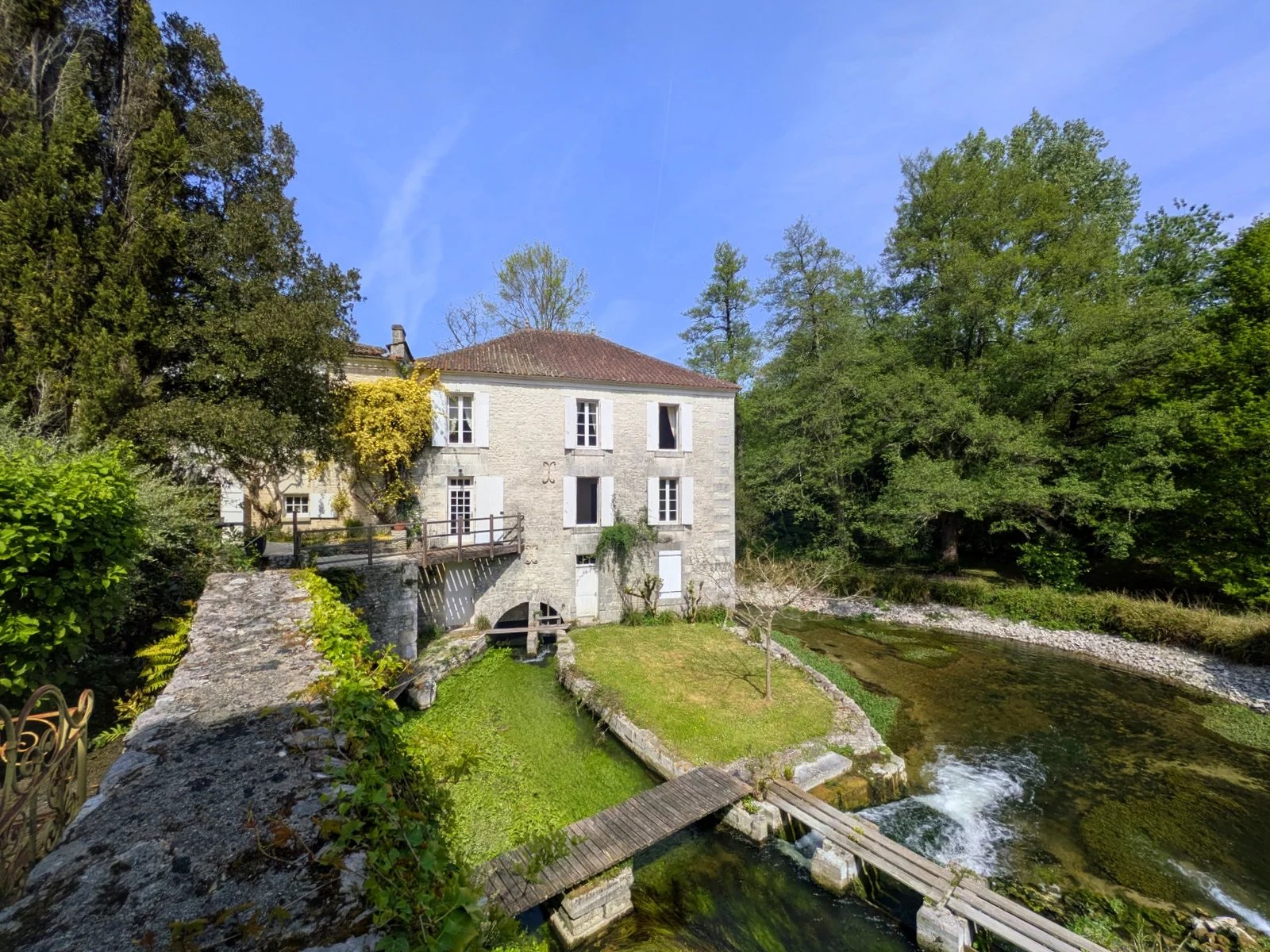 Paradise! 7 bed former mill with natural swimming pool close to Cognac., Poitou-Charentes – France – BVI85420