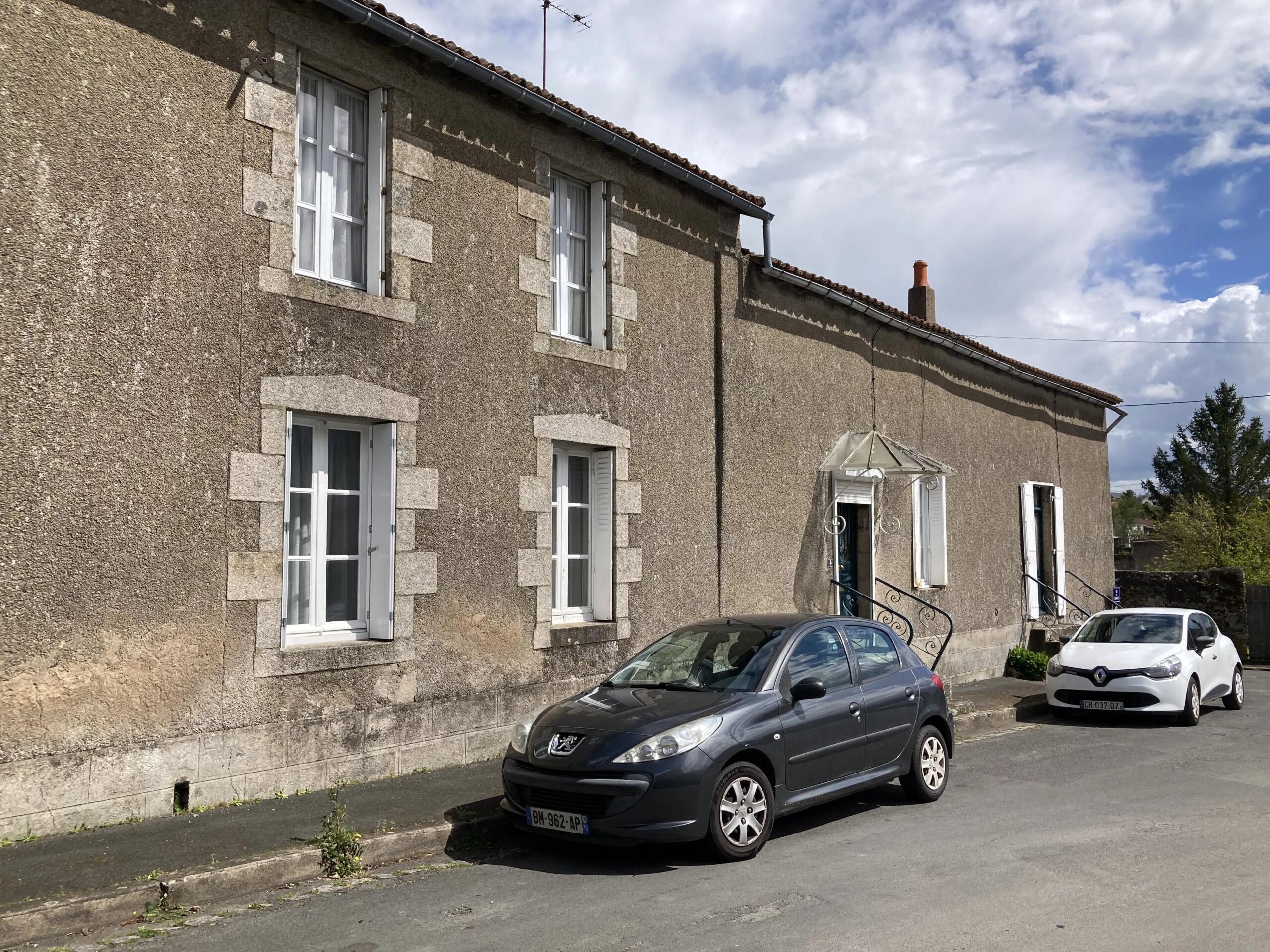Large townhouse to renovate, Poitou-Charentes – France – BVI85371