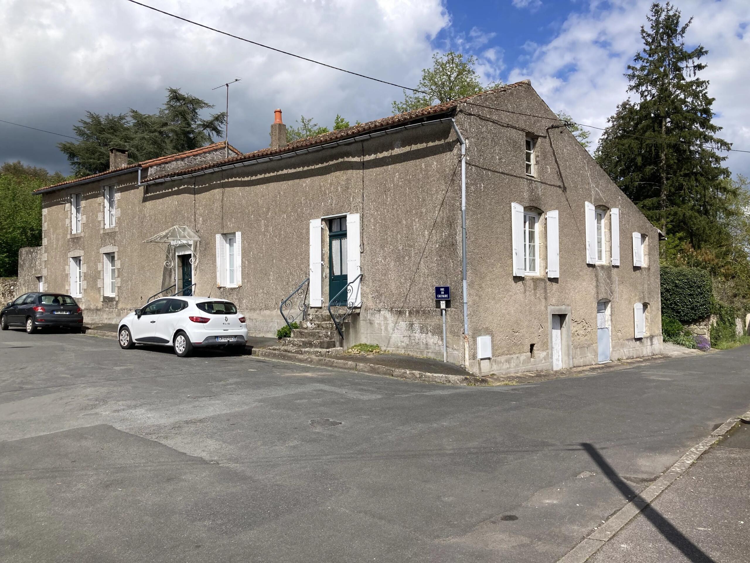 Large townhouse to renovate, Poitou-Charentes – France – BVI85371