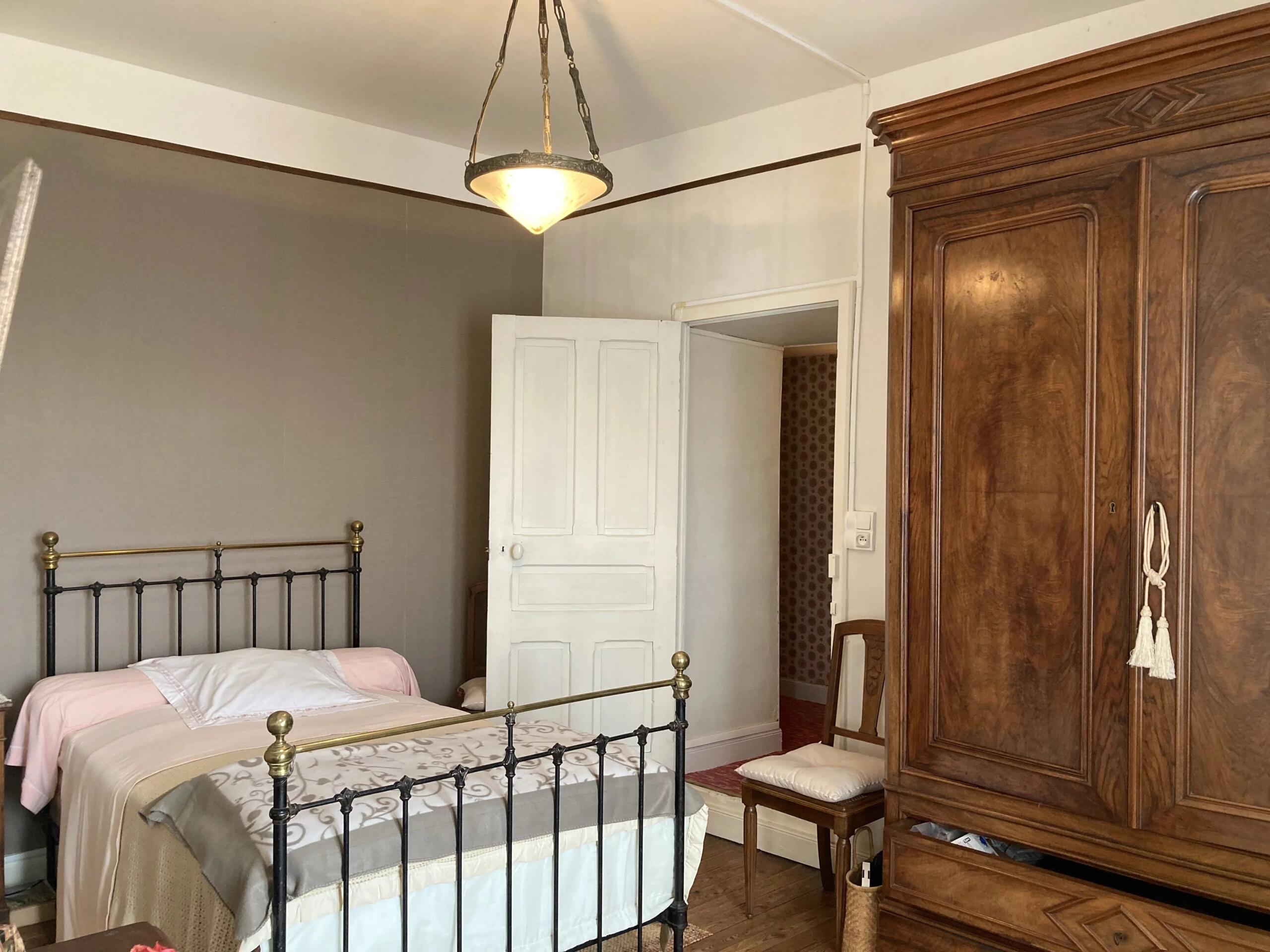 Large townhouse to renovate, Poitou-Charentes – France – BVI85371