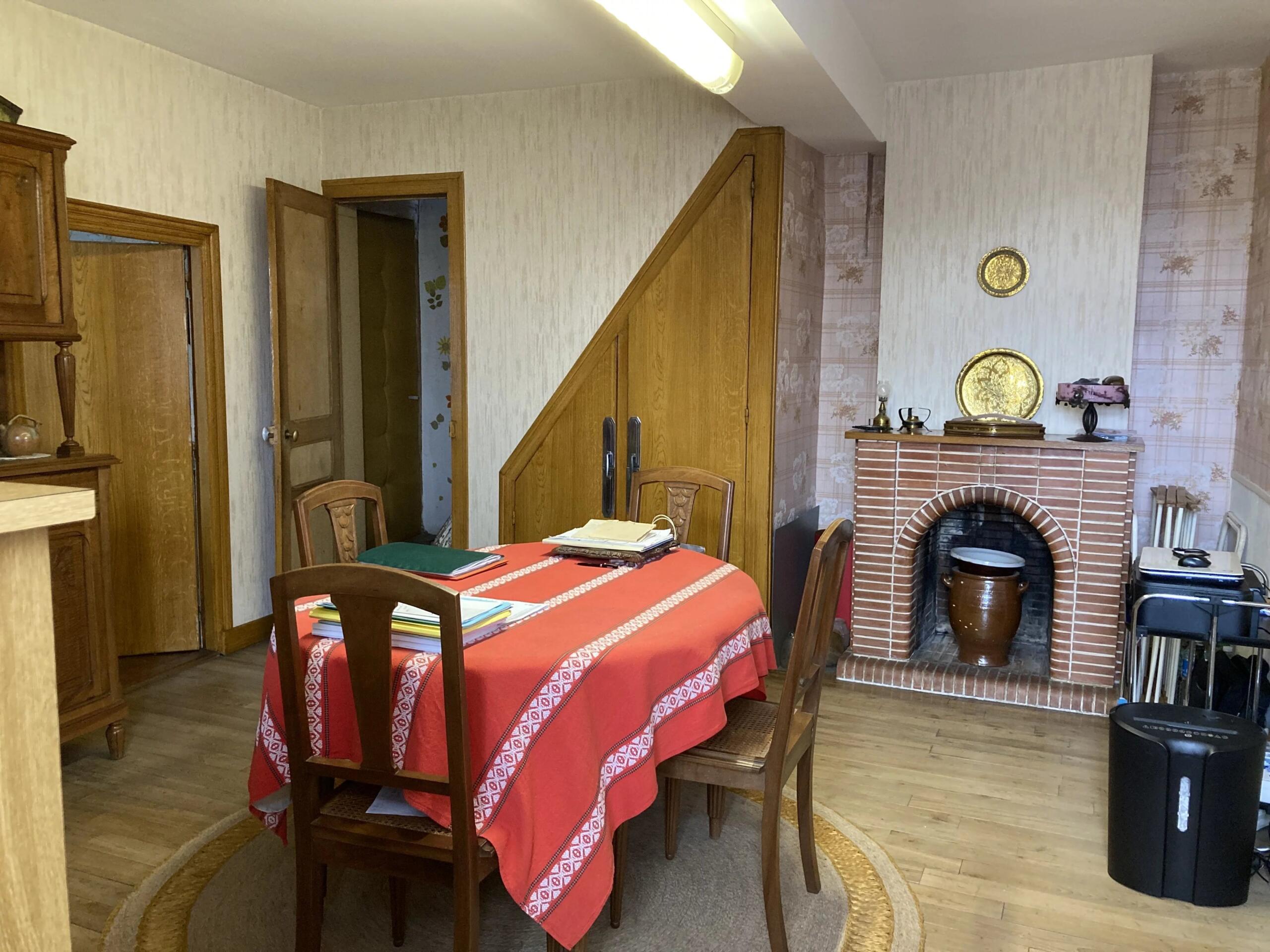 Large townhouse to renovate, Poitou-Charentes – France – BVI85371