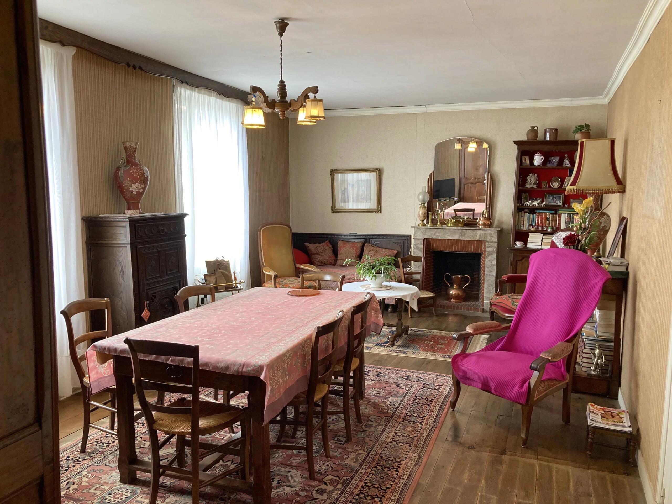 Large townhouse to renovate, Poitou-Charentes – France – BVI85371