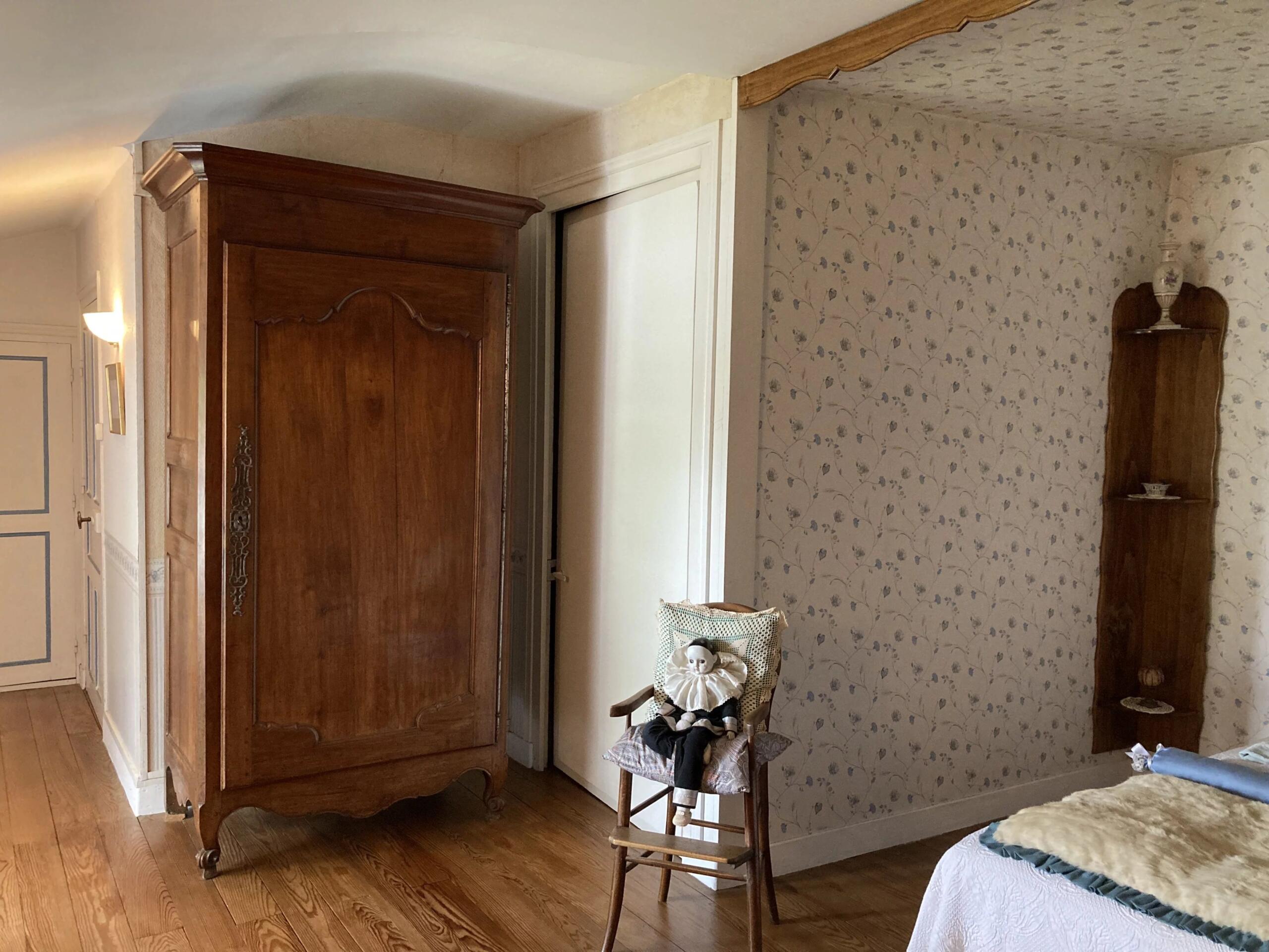 Large townhouse to renovate, Poitou-Charentes – France – BVI85371