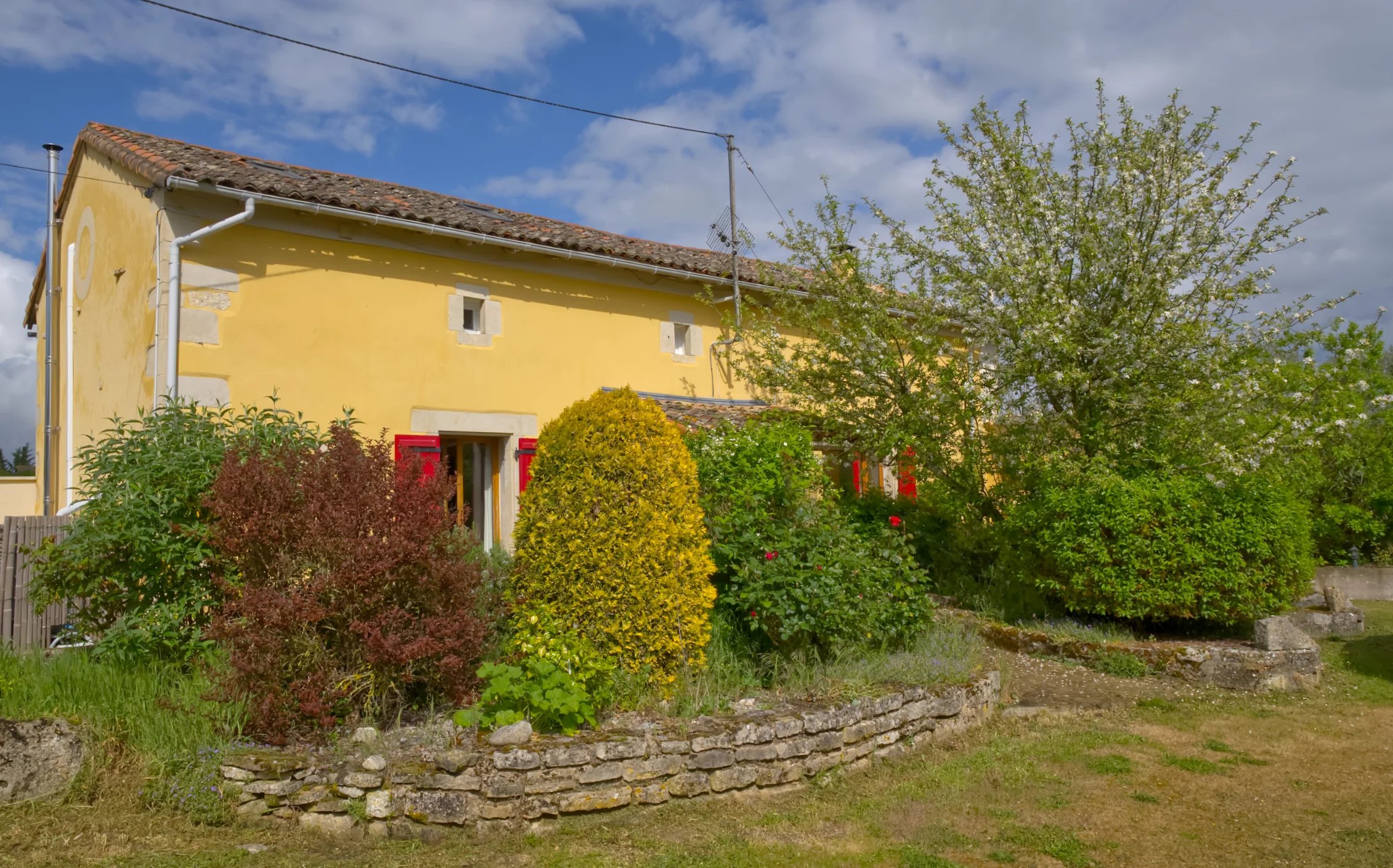 Charming 4-bedroom property in a quiet lovely setting, above ground pool,  – France – BVI85309