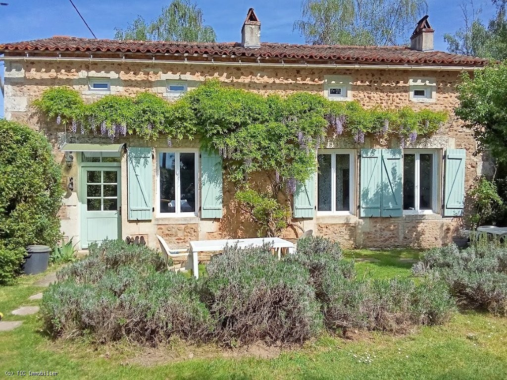 4 bedroom House in Nanteuil-En-Vallee, Nanteuil-En-Vallée, France – r7478