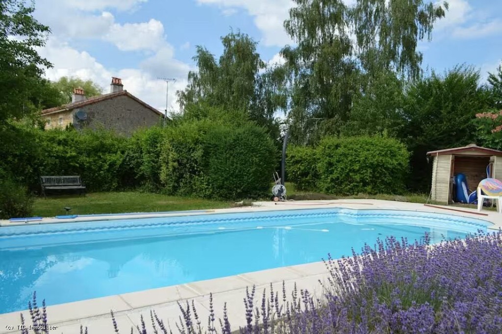 4 bedroom House in Nanteuil-En-Vallee, Nanteuil-En-Vallée, France – r7478