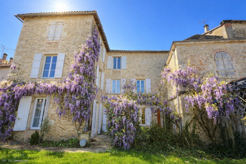 8 bedroom House in Ruffec, France – r7223