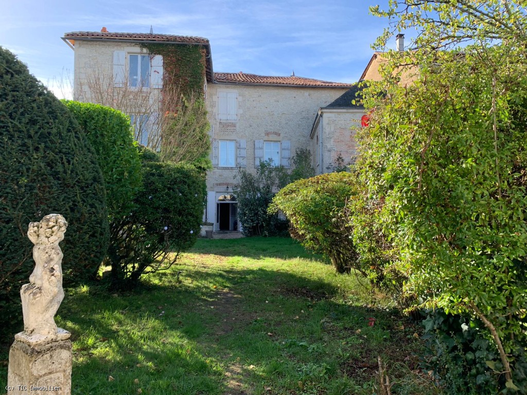 8 bedroom House in Ruffec, France – r7223