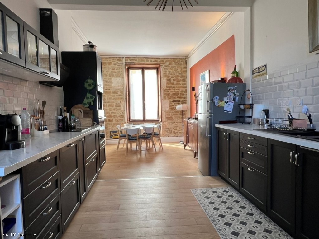 8 bedroom House in Ruffec, France – r7223