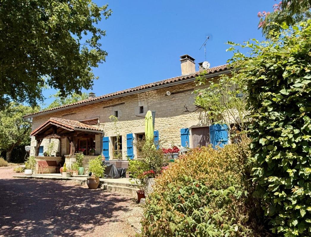 4 bedroom maison de village in Le Bouchage, Charente, France