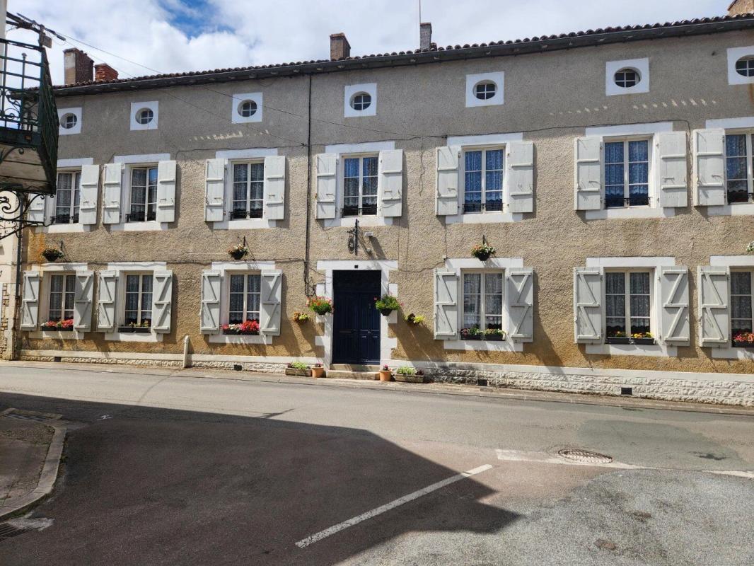 8 bedroom chambres d’hotes in Champagne Mouton, Charente, France