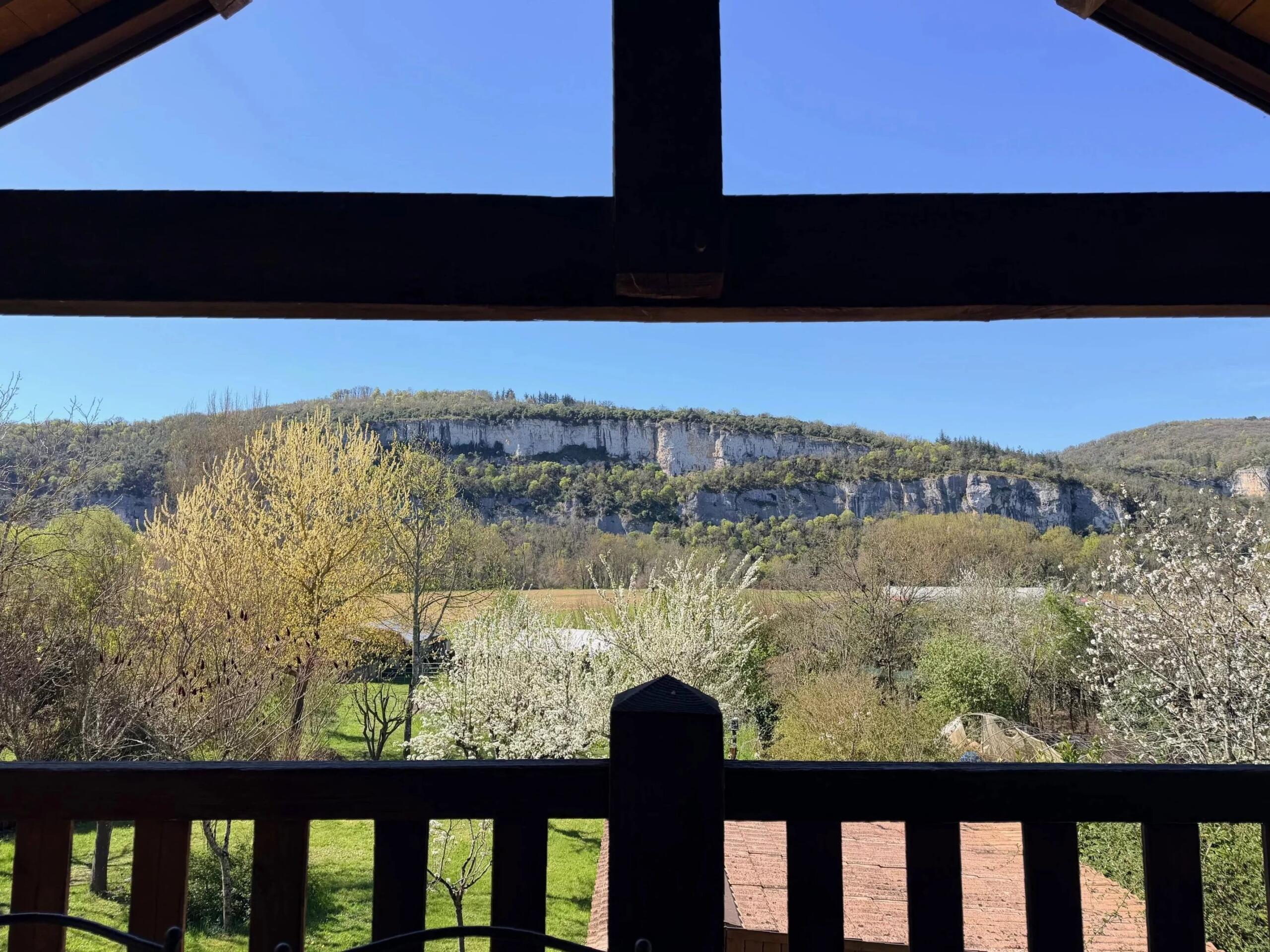 Sector Saint-Cirq-Lapopie: Charming 4 bedroomed house with 2 gites, 1,5 ha of certified organic smallholding and views, Midi-Pyrénées – France – BVI85134