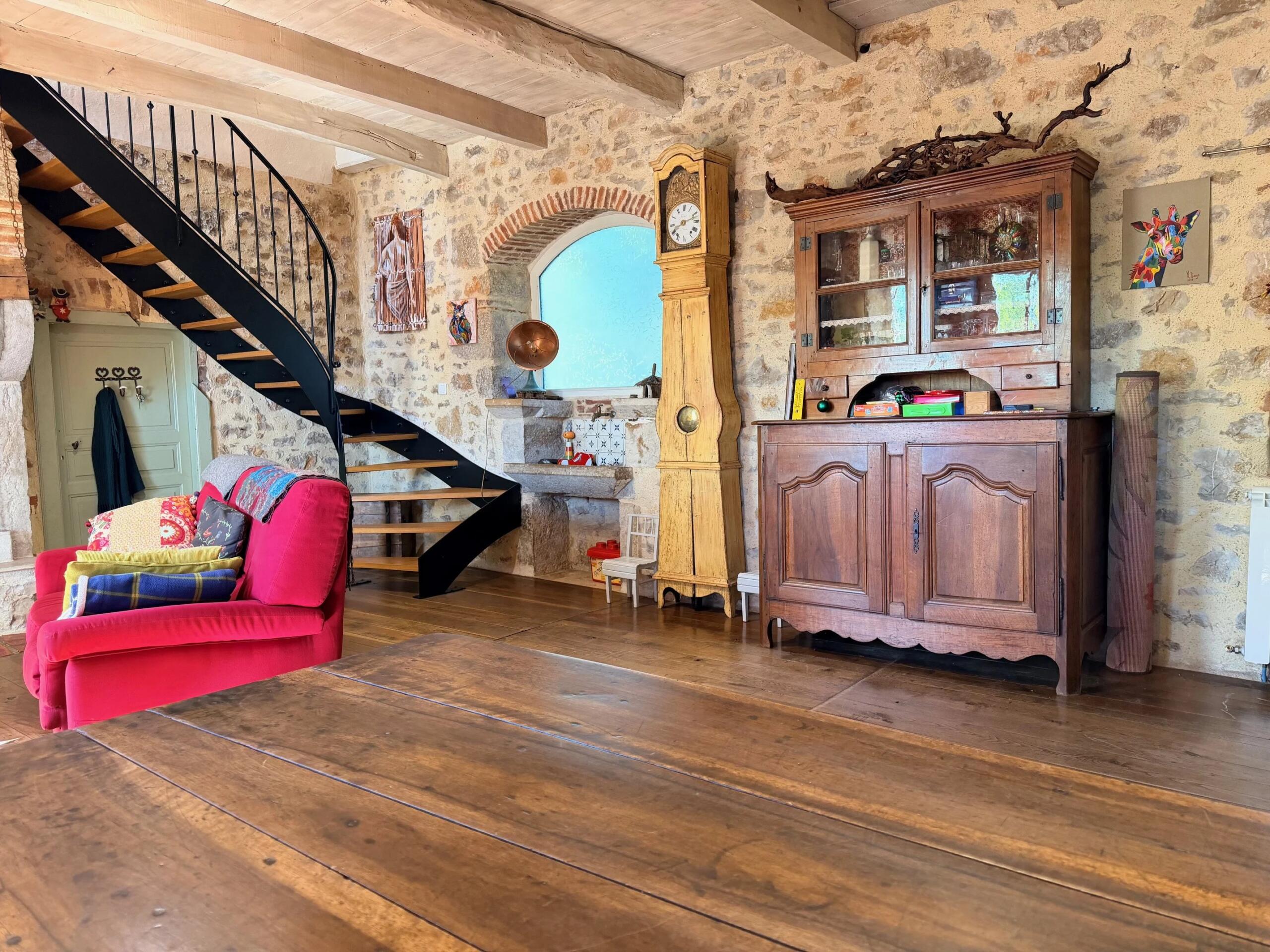 Sector Saint-Cirq-Lapopie: Charming 4 bedroomed house with 2 gites, 1,5 ha of certified organic smallholding and views, Midi-Pyrénées – France – BVI85134