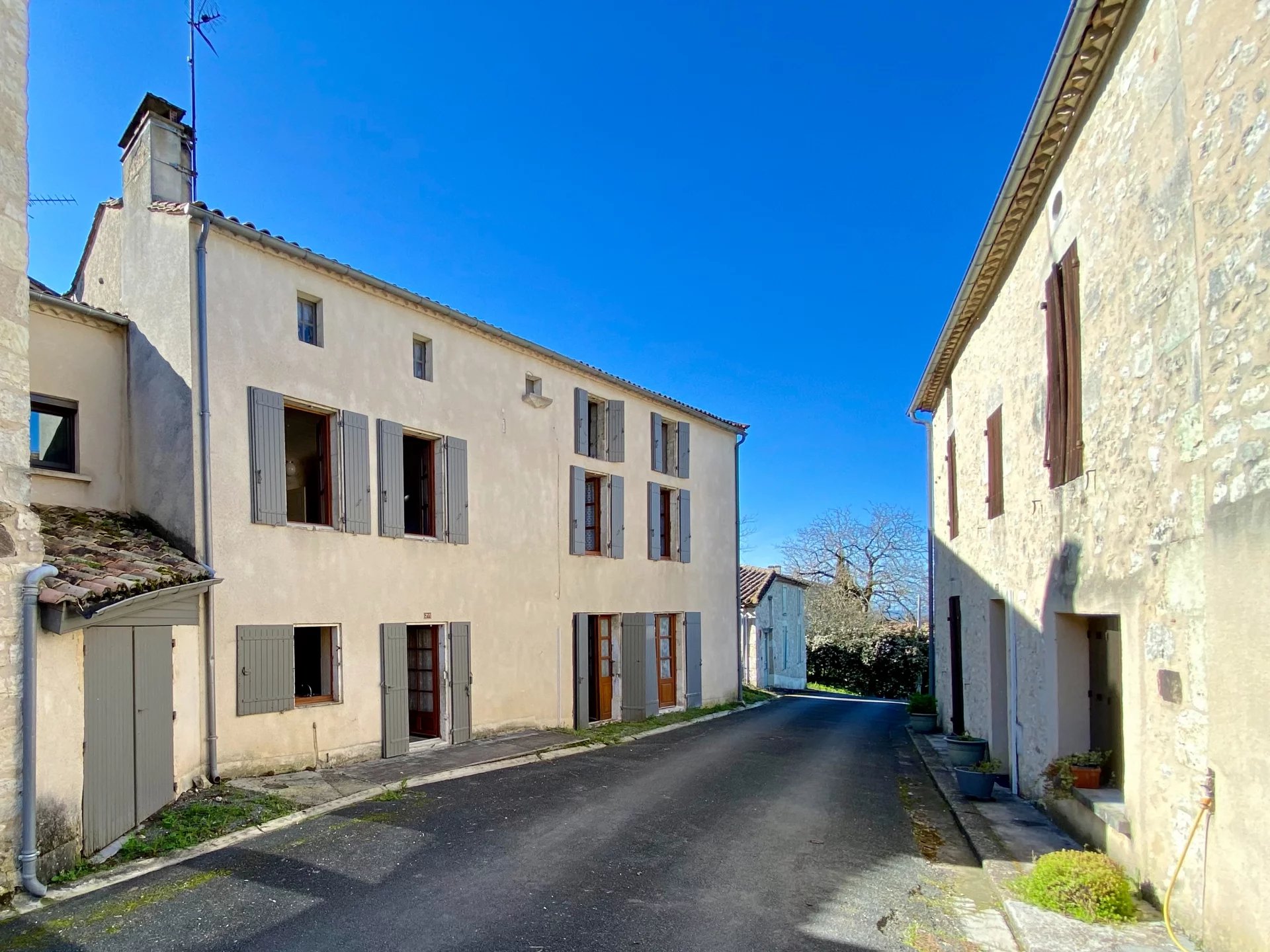 Large house with outdoor space in the heart of a lovely village, Aquitaine – France – BVI74505