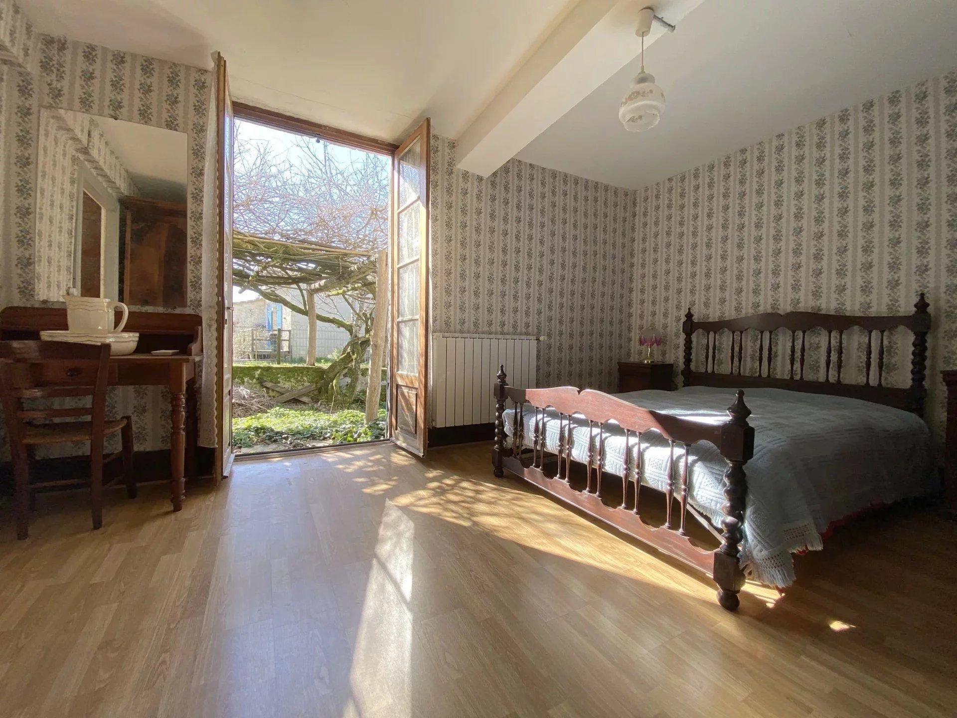Large house with outdoor space in the heart of a lovely village, Aquitaine – France – BVI74505