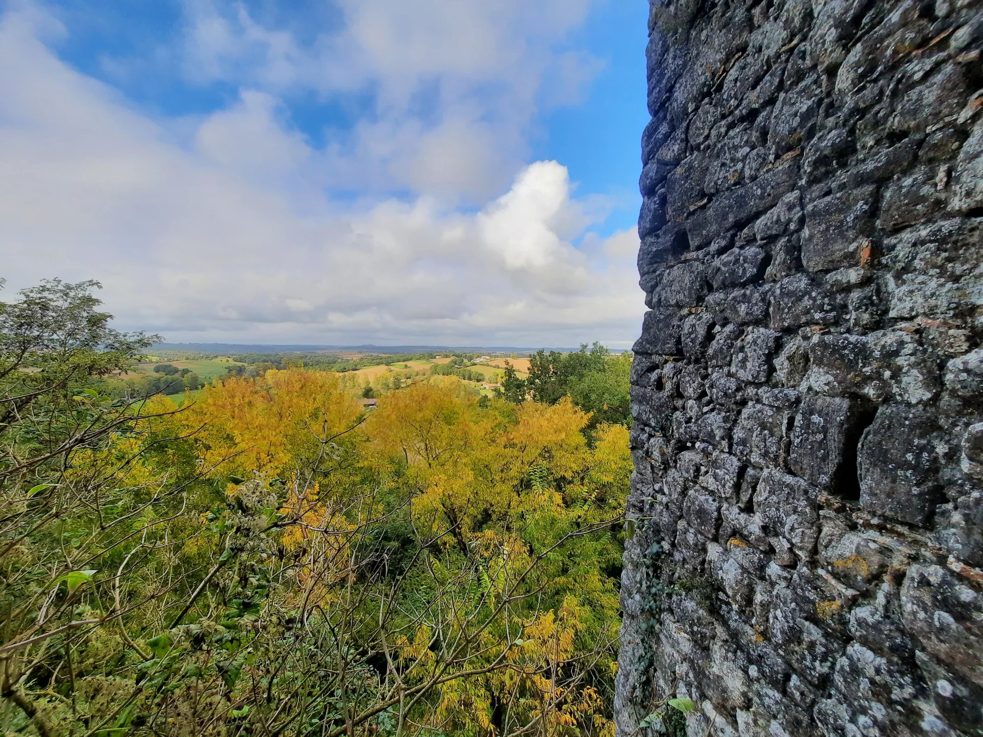 Ruins of a 13th Century castle in the heart of a bastide, Aquitaine – France – BVI62761