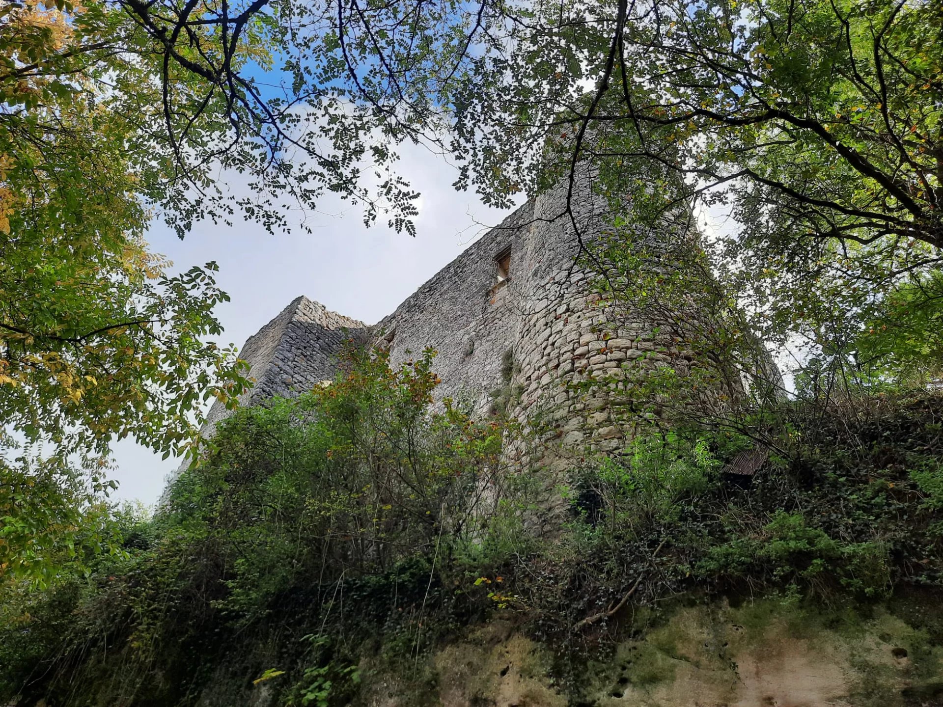 Ruins of a 13th Century castle in the heart of a bastide, Aquitaine – France – BVI62761