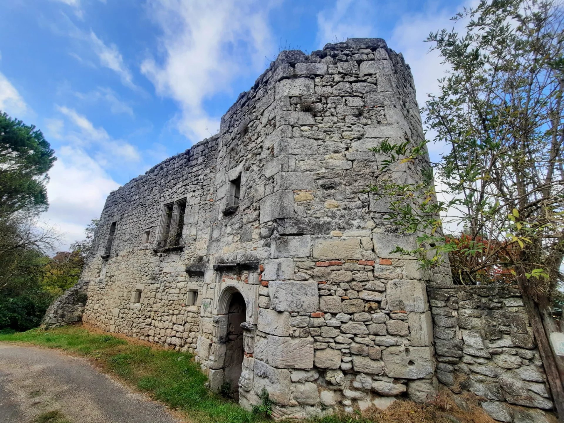 Ruins of a 13th Century castle in the heart of a bastide, Aquitaine – France – BVI62761
