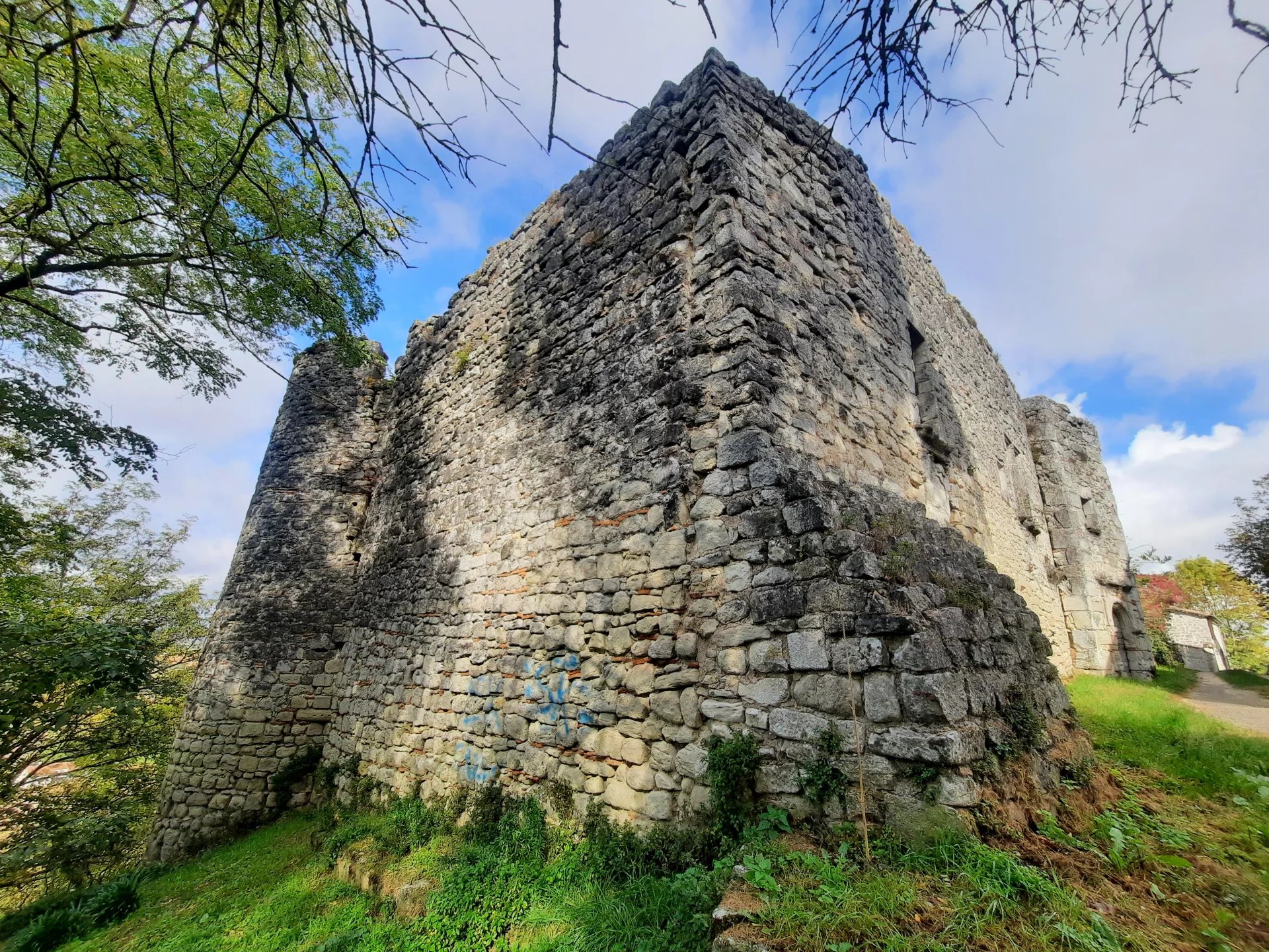 Ruins of a 13th Century castle in the heart of a bastide, Aquitaine – France – BVI62761