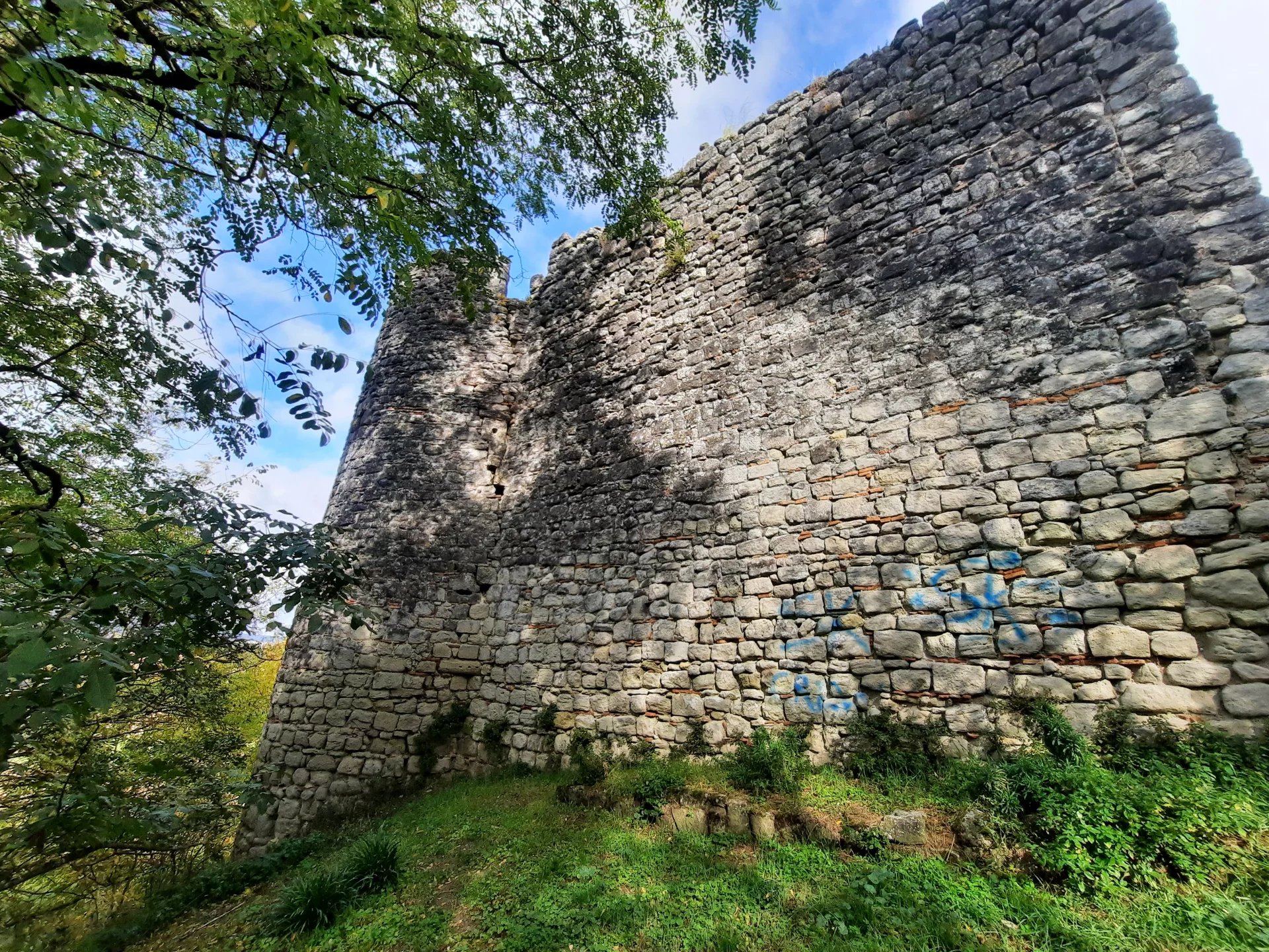 Ruins of a 13th Century castle in the heart of a bastide, Aquitaine – France – BVI62761