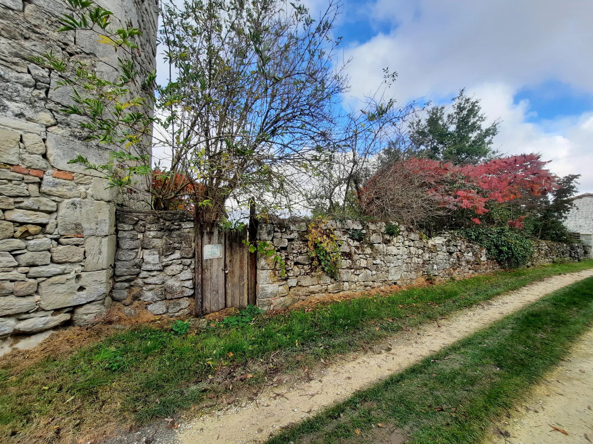 Ruins of a 13th Century castle in the heart of a bastide, Aquitaine – France – BVI62761