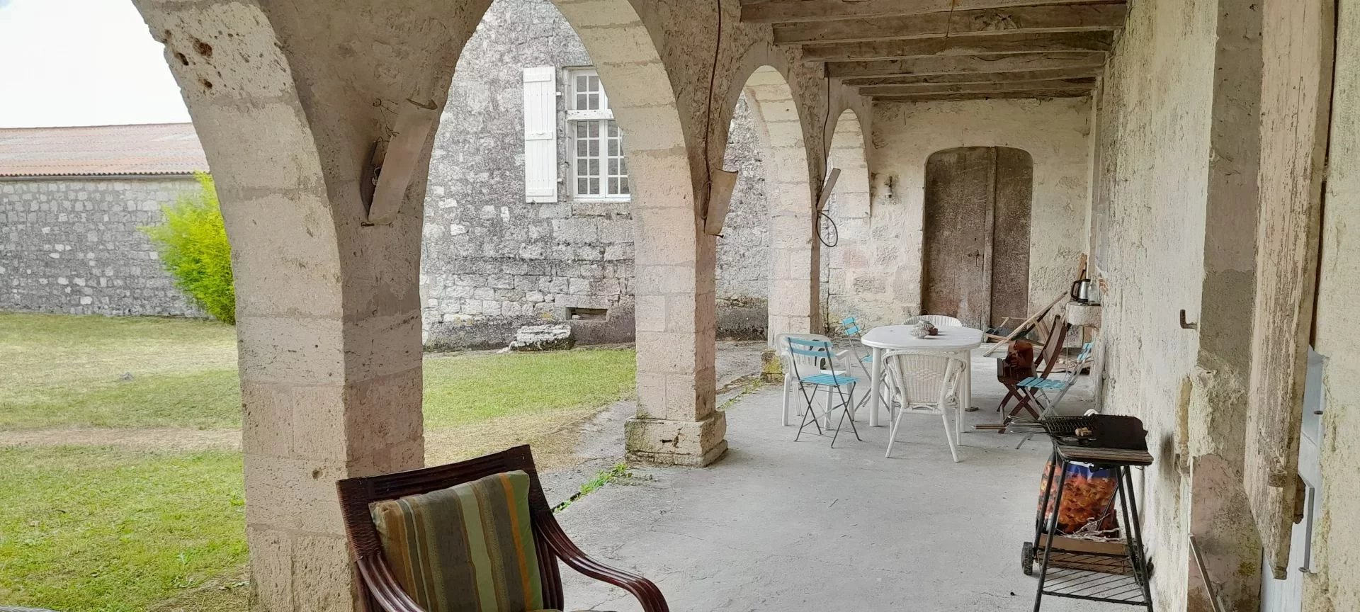 Magnificent building, ideally situated, Aquitaine – France – BVI70720